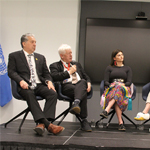 Dan Vandal, ministre, Bob Rae, ambassadeur, Tracie Léost, déléguée des jeunes Métis, Jennifer Mierau, déléguée des jeunes des Premières Nations, et Sarah Jancke, déléguée des jeunes Inuit, prennent la parole lors de l'événement