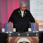Murray Sinclair avec le rapport final en 6 volumes de la Commission de vérité et réconciliation, comprenant les 94 appels à l'action.