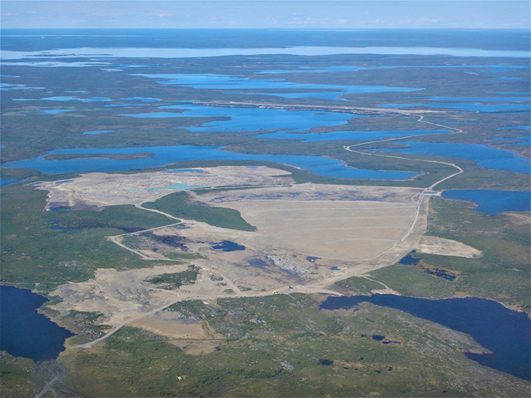 Vue aérienne du site remis en état de la mine Tundra.